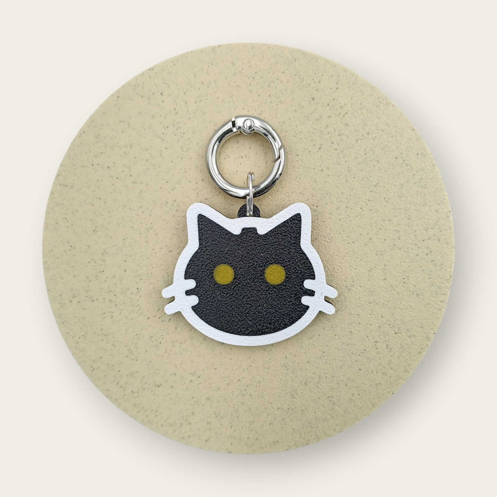 Medalion amuzant si inedit cu forma de cap de pisica, tematica animale, contur alb cu interior negru si ochi galbeni, printat 3D din PLA - Ubba.