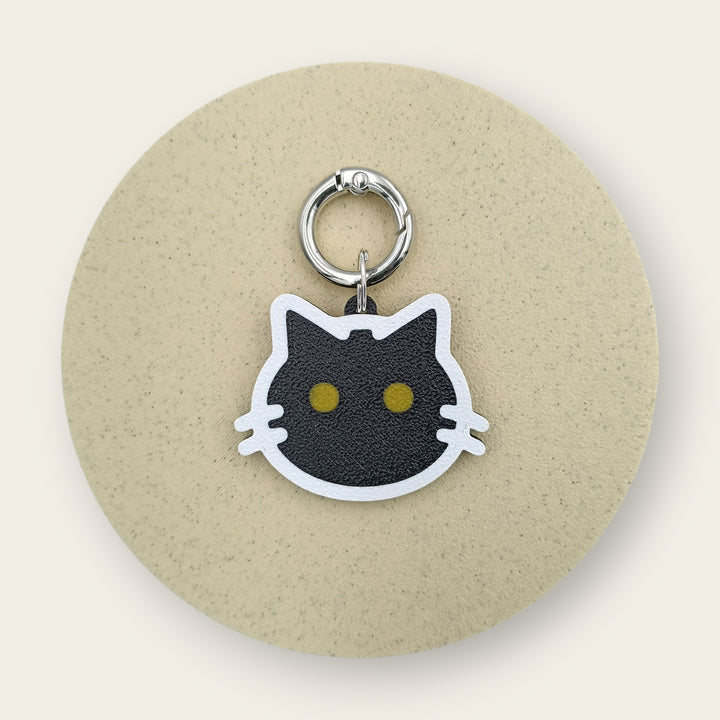 Medalion amuzant si inedit cu forma de cap de pisica, tematica animale, contur alb cu interior negru si ochi galbeni, printat 3D din PLA - Ubba.