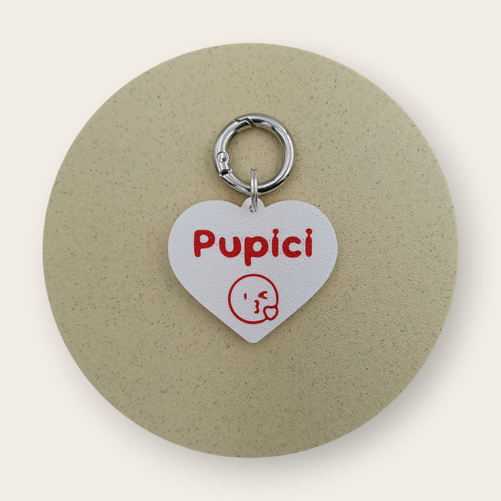 Medalion amuzant cu mesajul Pupici si simbol sub el, forma de inimioara alba cu text si emoticon rosu, printat 3D din PLA - Ubba.