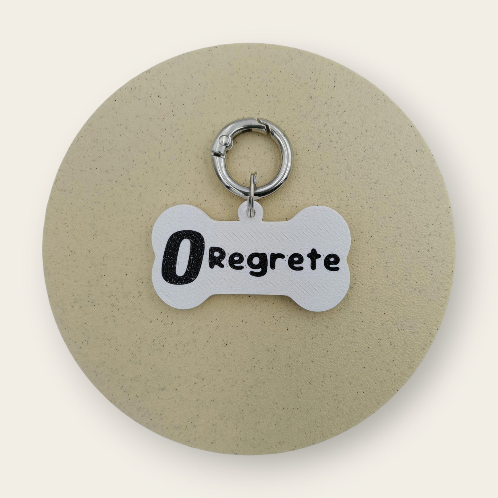 Medalion amuzant cu mesajul Zero Regrete, forma de os alb cu text negru, printat 3D din PLA - Ubba.
