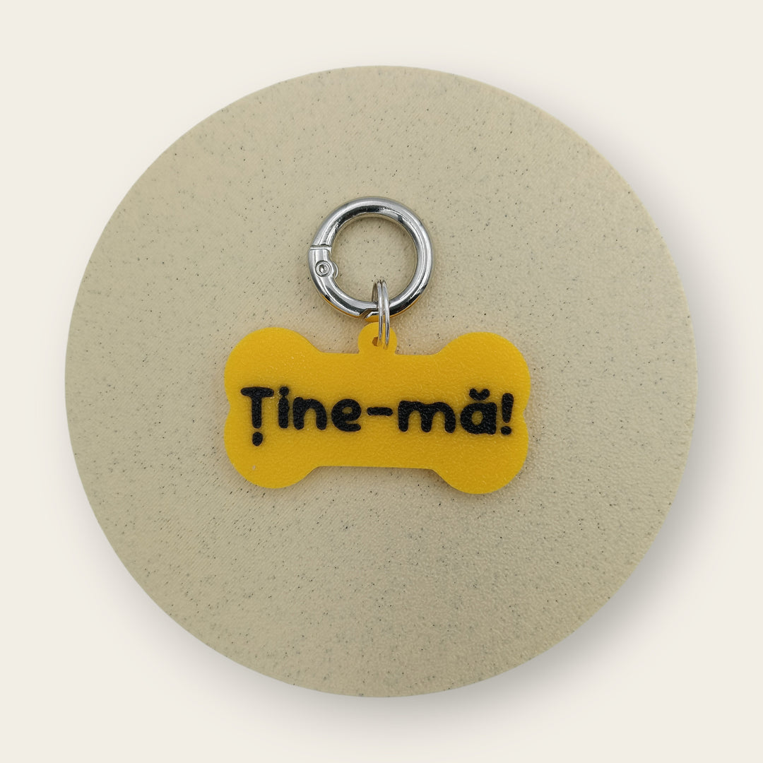 Medalion amuzant cu mesajul Tine-ma, forma de os galben cu text negru, printat 3D din PLA - Ubba.