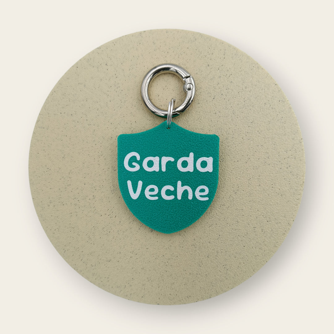 Medalion amuzant cu mesajul Garda Veche, forma de scut verde cu text alb, printat 3D din PLA - Ubba.