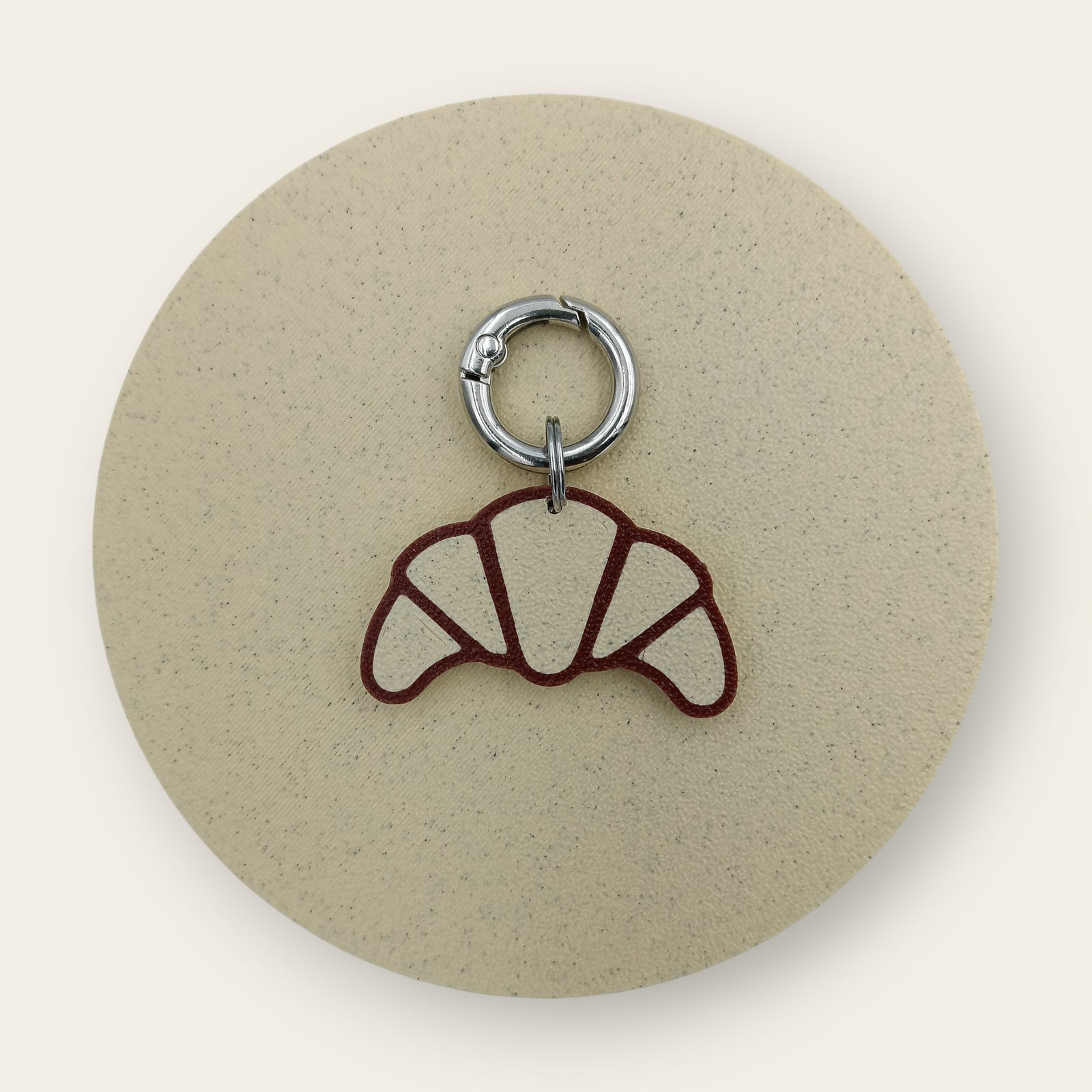 Medalion amuzant si inedit cu forma de croissant, tematica mancare, bej cu accente maro, printat 3D din PLA - Ubba.