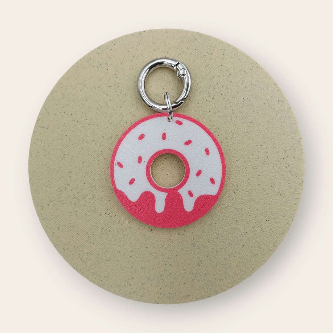 Medalion amuzant si inedit cu forma de gogoasa, tematica mancare, culoare alb cu roz, printat 3D din PLA - Ubba.