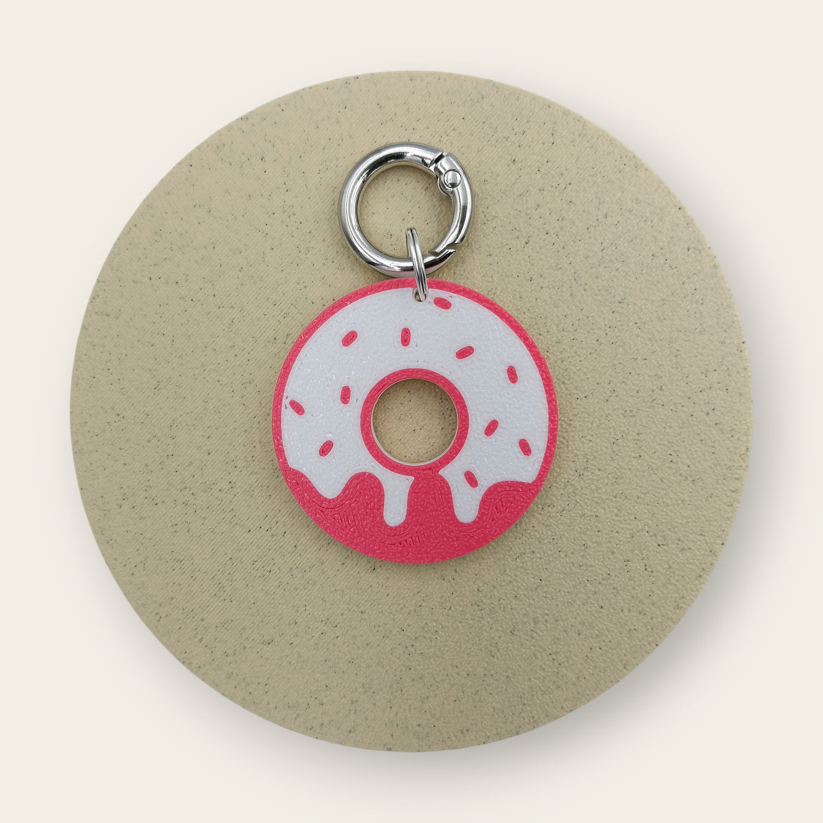 Medalion amuzant si inedit cu forma de gogoasa, tematica mancare, culoare alb cu roz, printat 3D din PLA - Ubba.