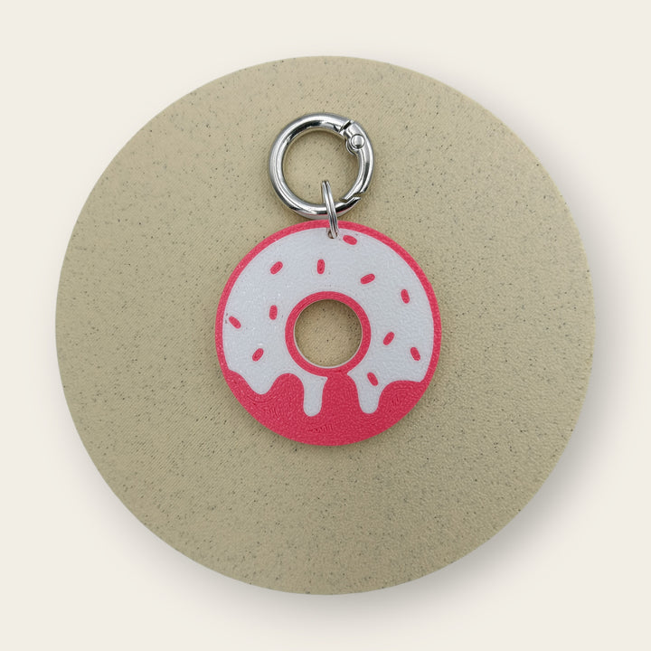 Medalion amuzant si inedit cu forma de gogoasa, tematica mancare, culoare alb cu roz, printat 3D din PLA - Ubba.