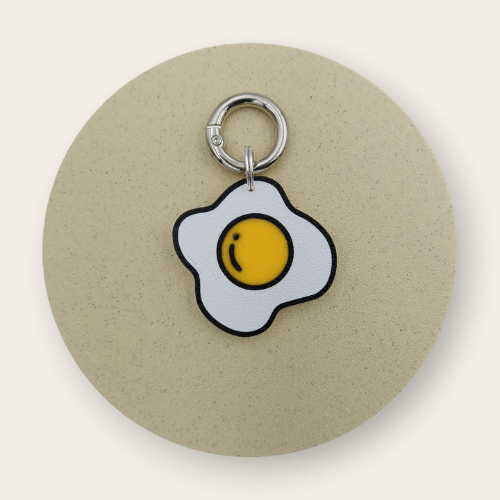 Medalion amuzant si inedit cu forma de ou ochi prajit, tematica mancare, contur negru cu alb si interior galben, printat 3D din PLA - Ubba.