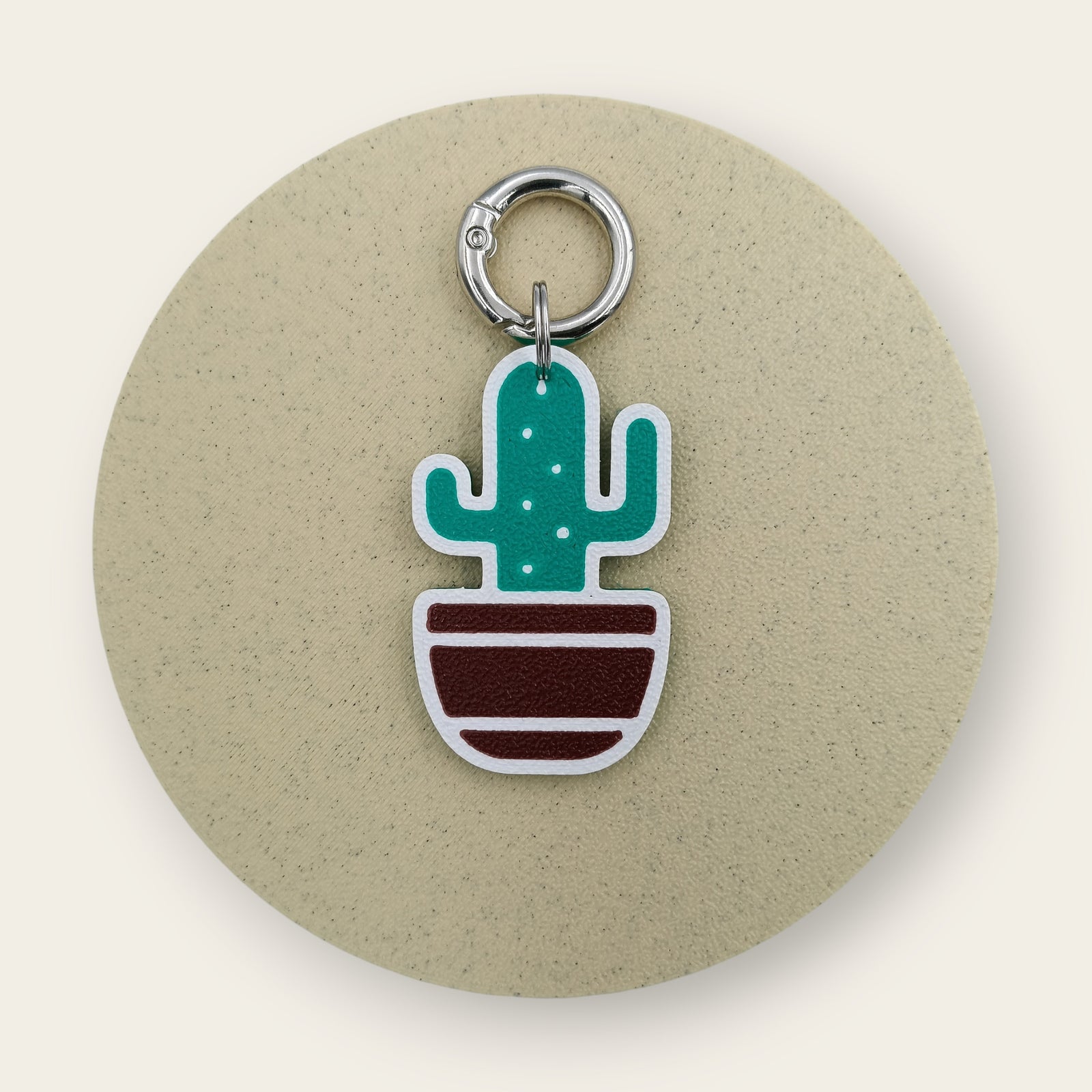 Medalion amuzant si inedit cu forma de cactus, tematica natura, contur alb cu verde si ghiveci maro, printat 3D din PLA - Ubba.