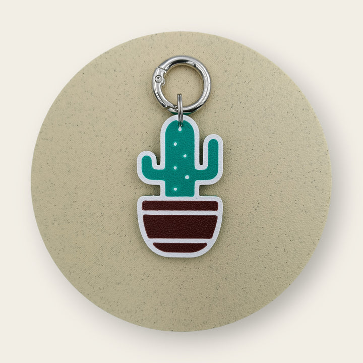 Medalion amuzant si inedit cu forma de cactus, tematica natura, contur alb cu verde si ghiveci maro, printat 3D din PLA - Ubba.