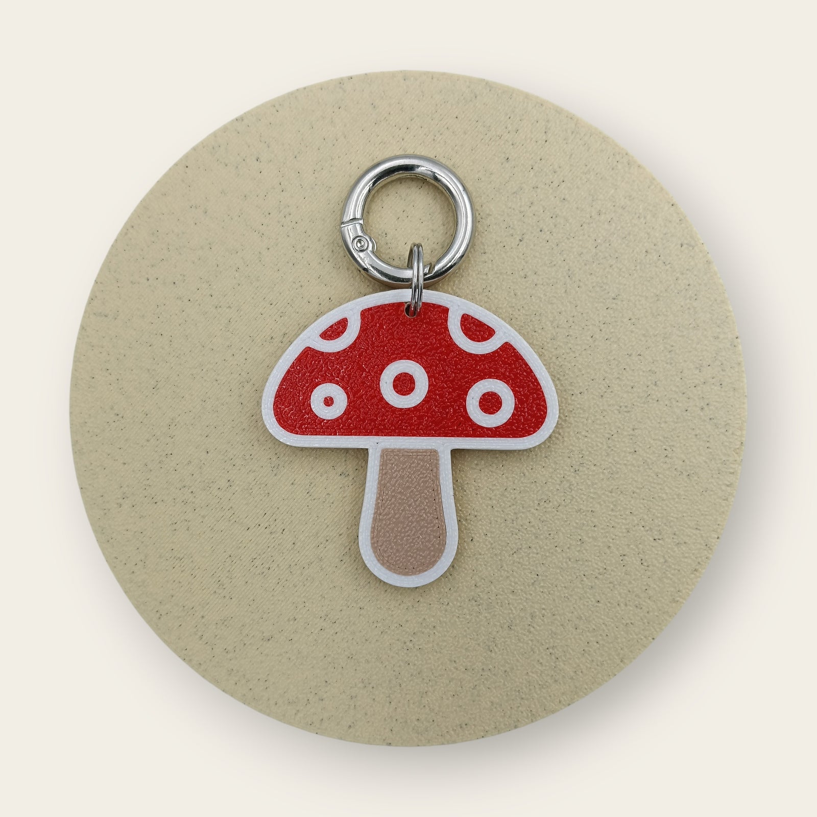 Medalion amuzant si inedit cu forma de ciuperca, tematica natura, contur alb cu piciorus bej, palarie rosie cu puncte albe, printat 3D din PLA - Ubba.