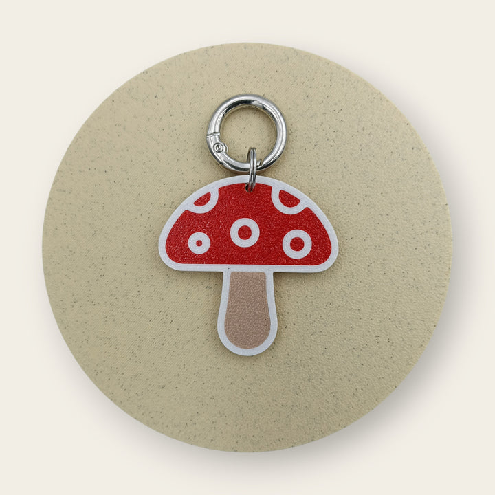Medalion amuzant si inedit cu forma de ciuperca, tematica natura, contur alb cu piciorus bej, palarie rosie cu puncte albe, printat 3D din PLA - Ubba.