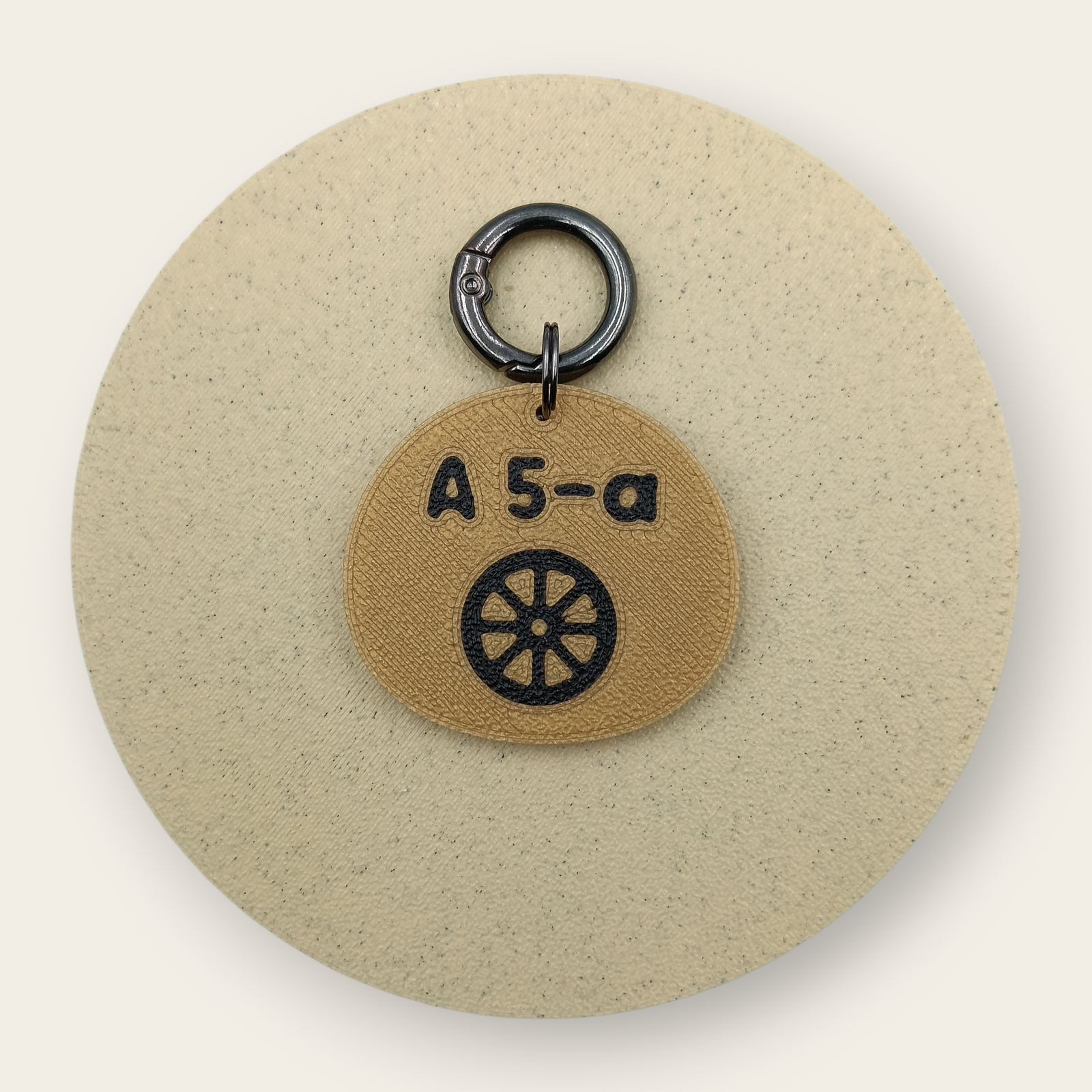 Medalion amuzant cu mesajul A 5-a Roată, galben cu negru, printat 3D din PLA - Ubba.