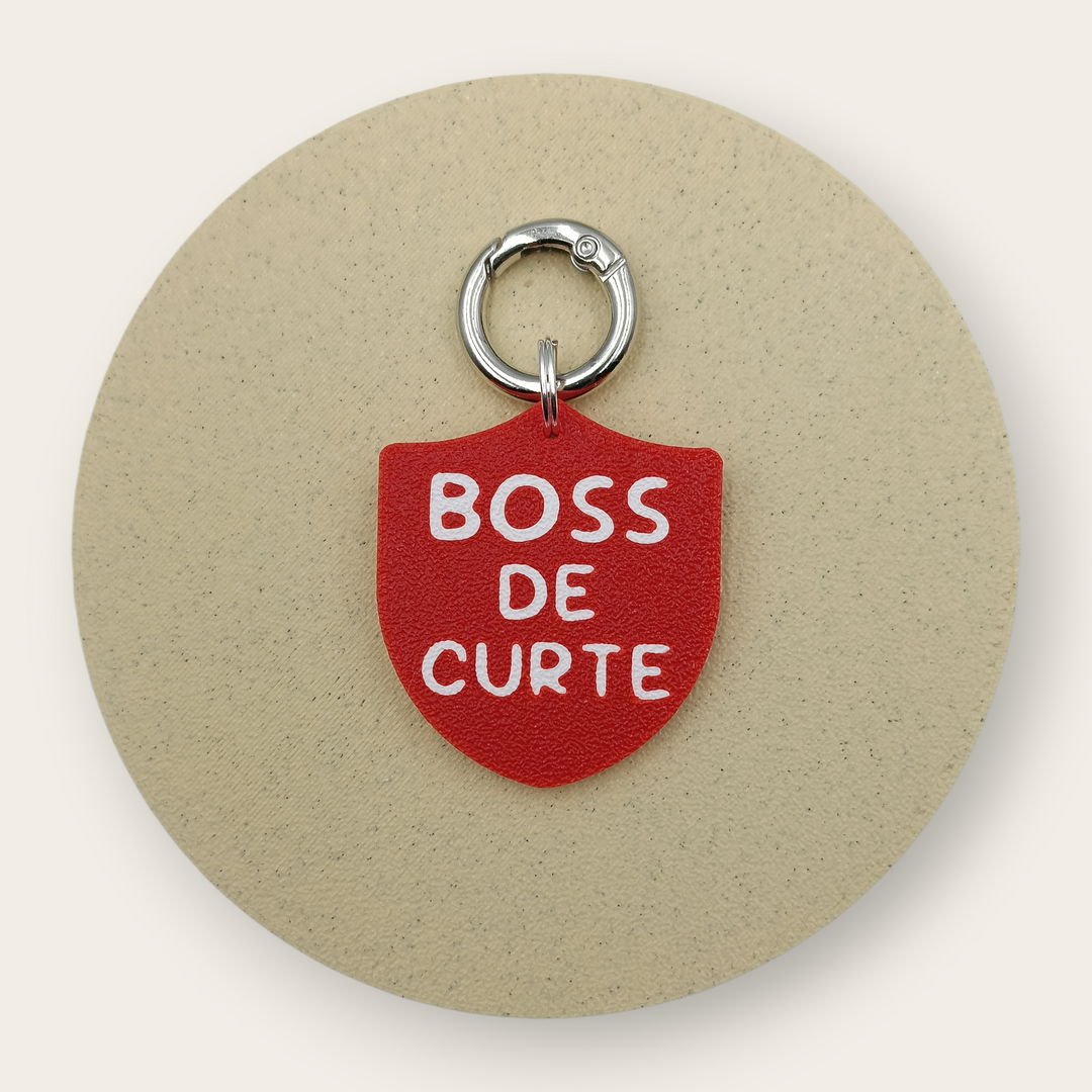 Medalion amuzant cu mesajul Boss De Curte, scut roșu cu alb, printat 3D din PLA - Ubba.