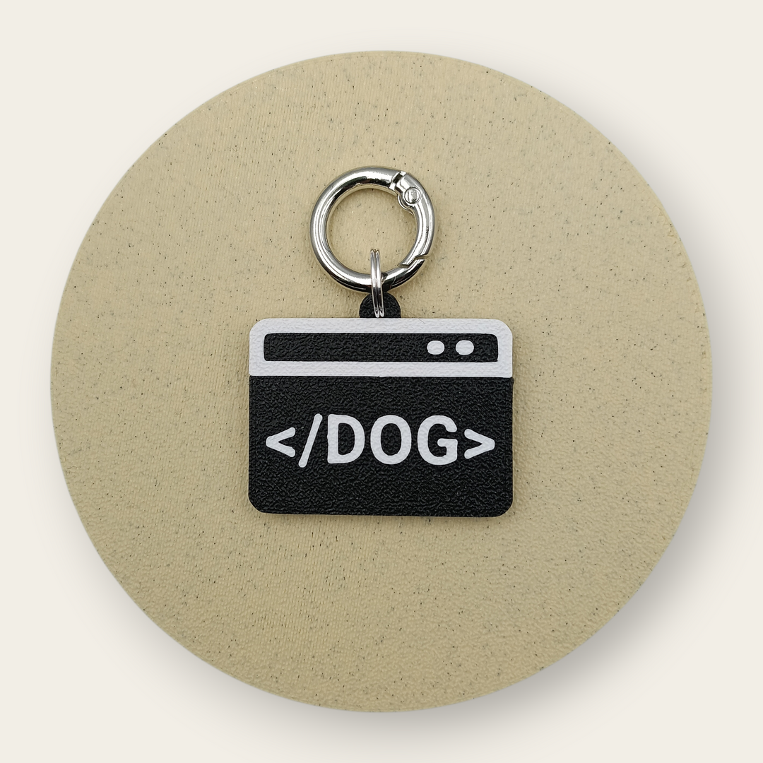 Medalion tech pentru câini cu mesajul Closing tag DOG, alb cu negru, printat 3D din PLA - Ubba.
