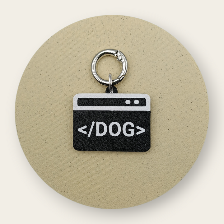 Medalion tech pentru câini cu mesajul Closing tag DOG, alb cu negru, printat 3D din PLA - Ubba.