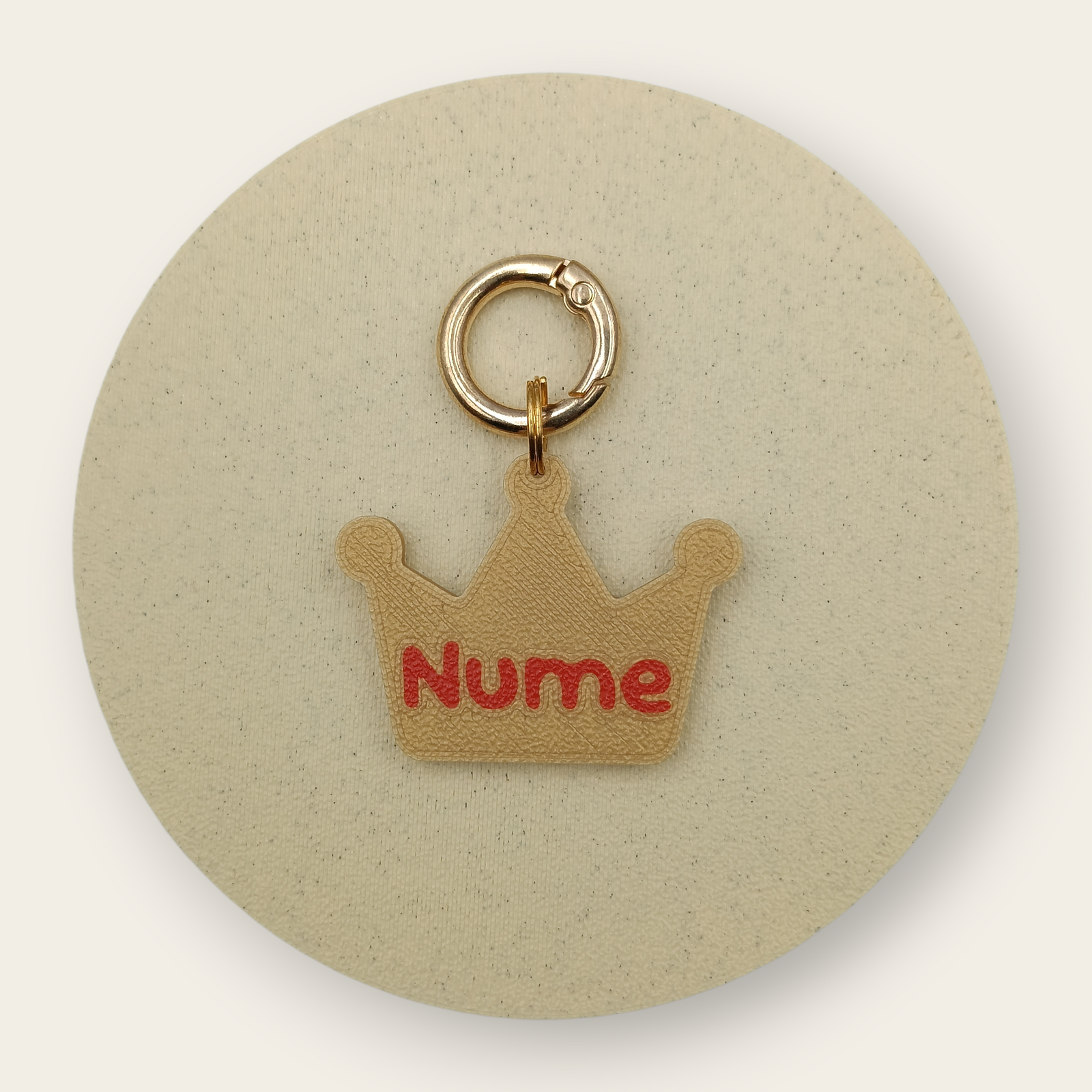 Medalion personalizat pentru câini, formă de coroană, auriu cu roșu, printat 3D din PLA - Ubba.
