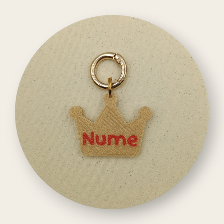Medalion personalizat pentru câini, formă de coroană, auriu cu roșu, printat 3D din PLA - Ubba.
