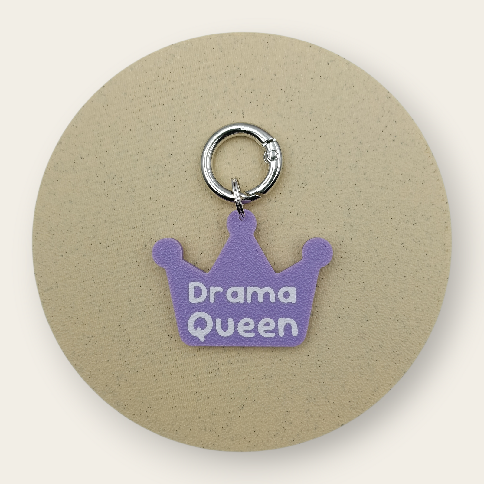 Medalion amuzant cu mesajul Drama Queen, coroană mov lavandă, printat 3D din PLA - Ubba.