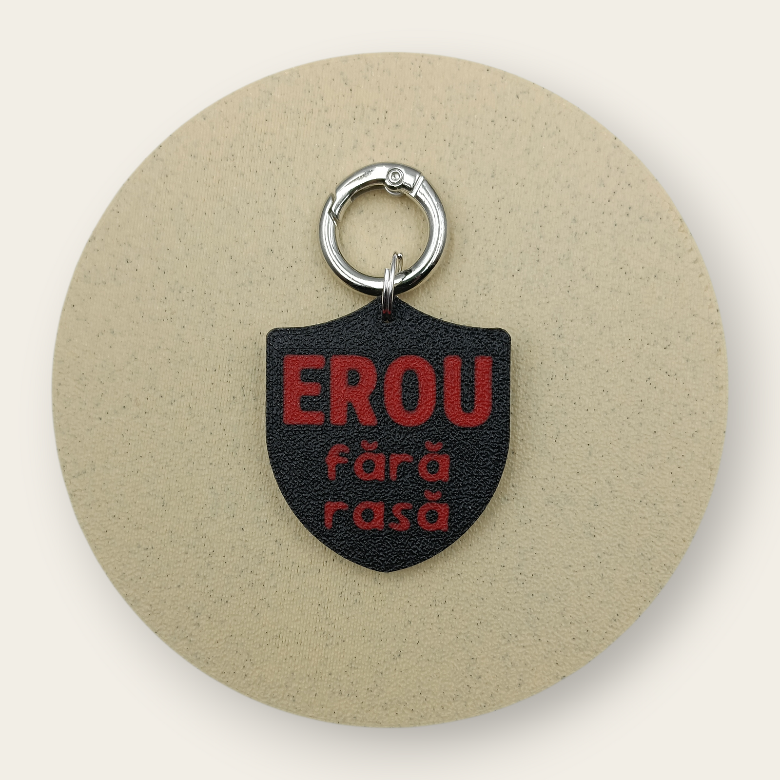 Medalion pentru câini adoptați cu mesajul Erou Fără Rasă, scut negru, printat 3D din PLA - Ubba.