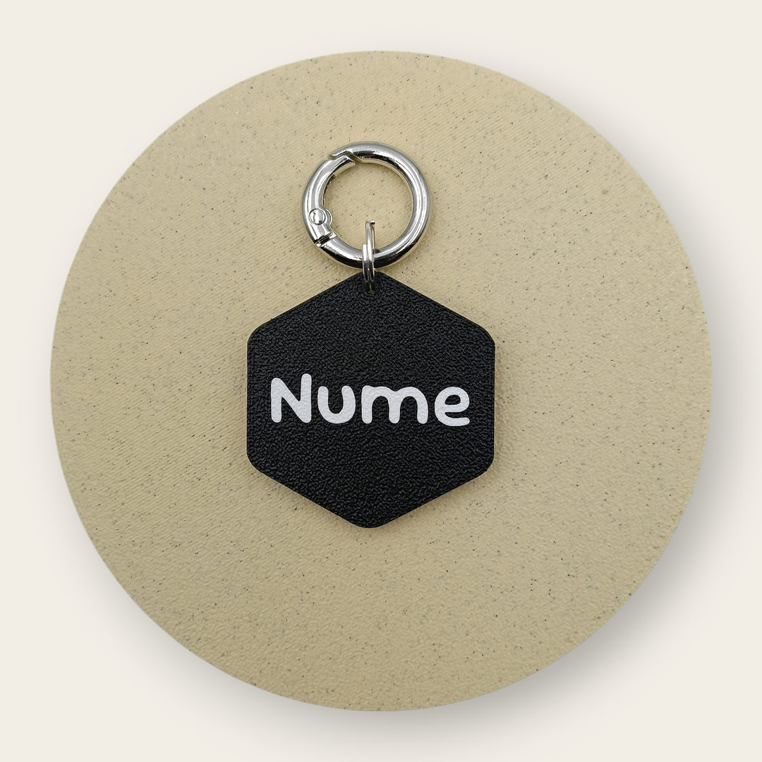Medalion personalizat pentru câini, design hexagonal, negru cu alb, printat 3D din PLA - Ubba.