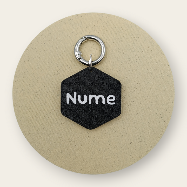 Medalion personalizat pentru câini, design hexagonal, negru cu alb, printat 3D din PLA - Ubba.