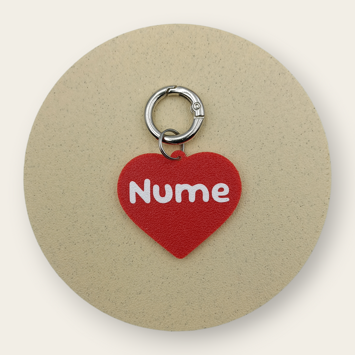 Medalion personalizat pentru câini, formă de inimă roșie, text alb, printat 3D din PLA - Ubba.