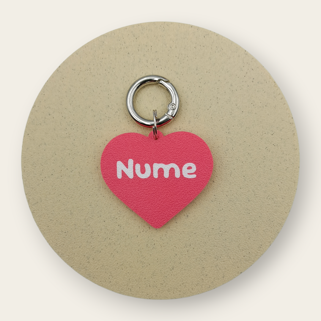 Medalion personalizat pentru câini, formă de inimă roșie, text alb, printat 3D din PLA - Ubba.