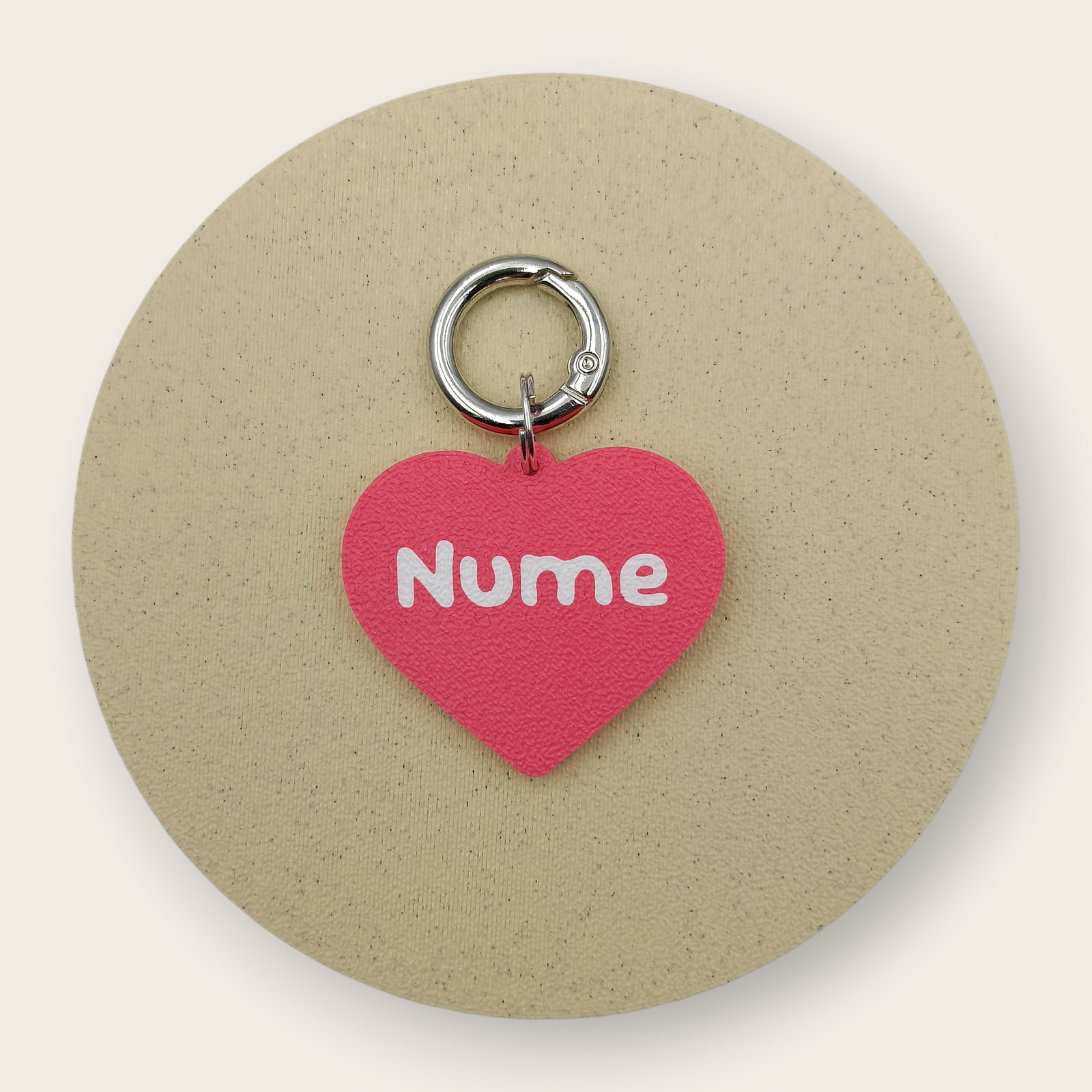 Medalion personalizat pentru câini, formă de inimă roșie, text alb, printat 3D din PLA - Ubba.