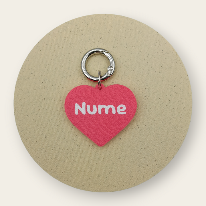 Medalion personalizat pentru câini, formă de inimă roșie, text alb, printat 3D din PLA - Ubba.