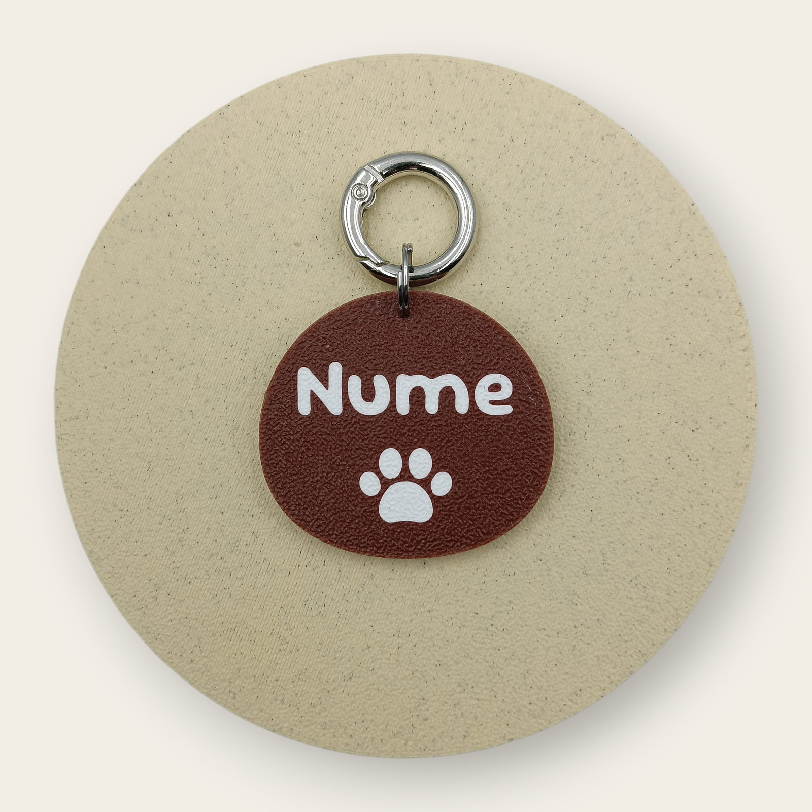 Medalion personalizat pentru câini, simbol lăbuță, maro cu alb, printat 3D din PLA - Ubba.