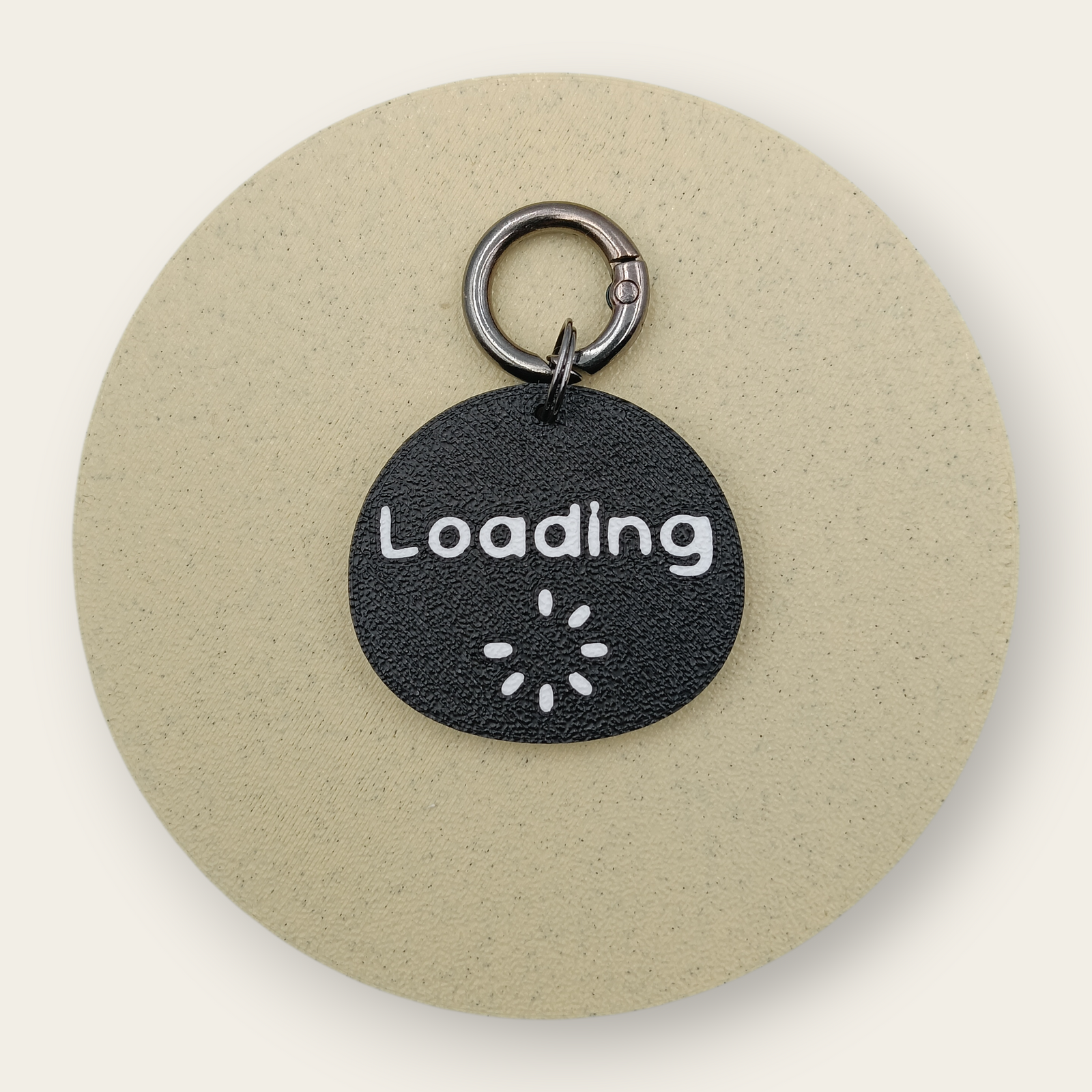 Medalion tech pentru câini cu mesajul Loading, cerc negru cu alb, printat 3D din PLA - Ubba.