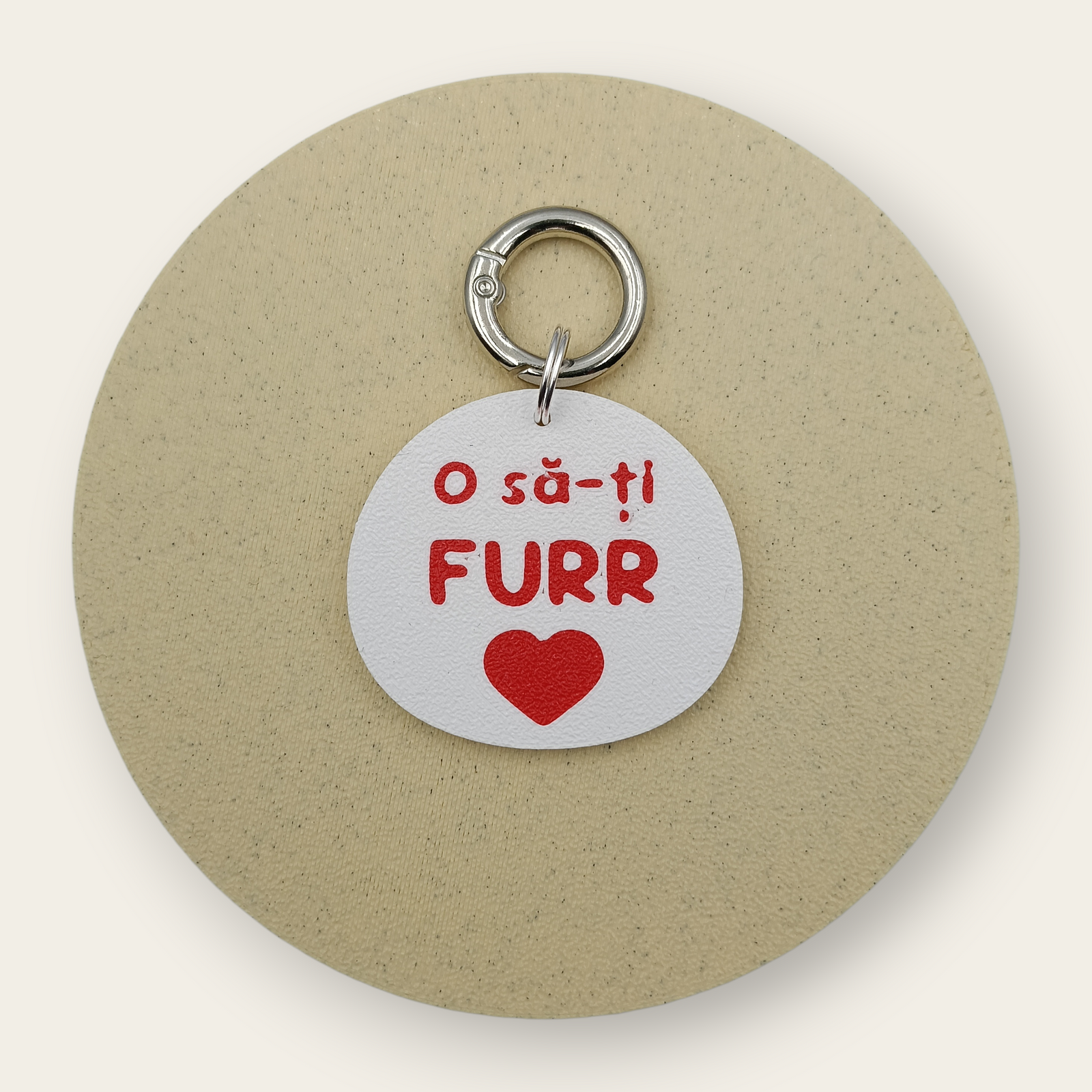 Medalion amuzant pentru câini cu mesajul O Să-ți Furr, alb cu roșu, printat 3D din PLA - Ubba.