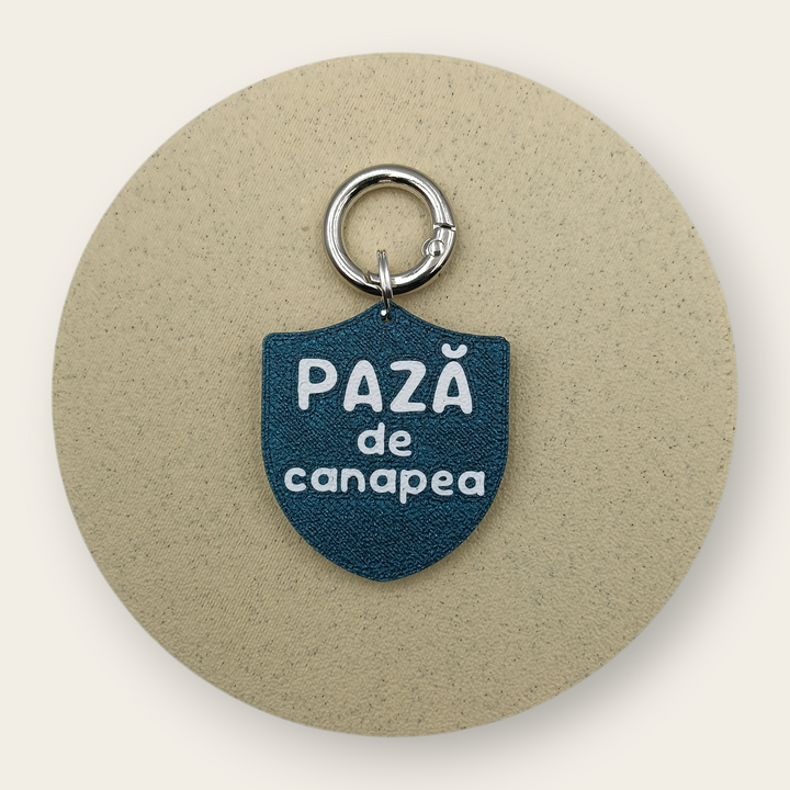 Medalion amuzant cu mesajul Pază De Canapea, scut navy glitter, printat 3D din PLA - Ubba.