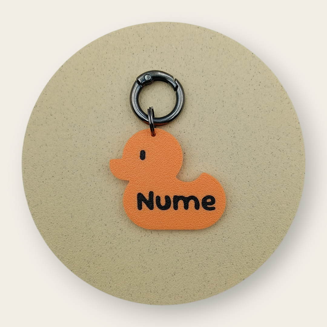 Medalion personalizat pentru câini, formă de rățușcă, portocaliu cu negru, printat 3D din PLA - Ubba.