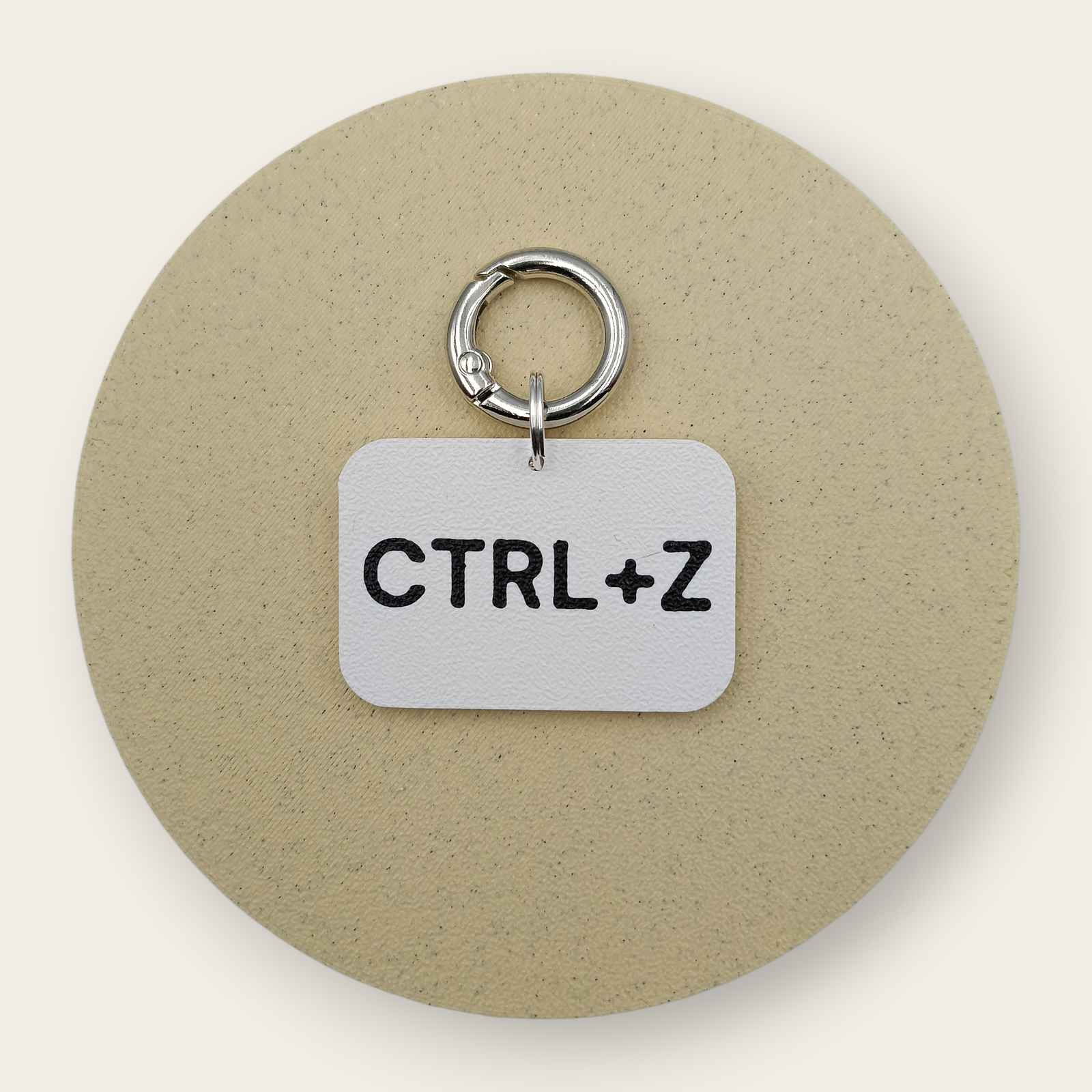 Medalion tastă keyboard pentru câini, Ctrl+Z alb cu negru, printat 3D din PLA - Ubba.