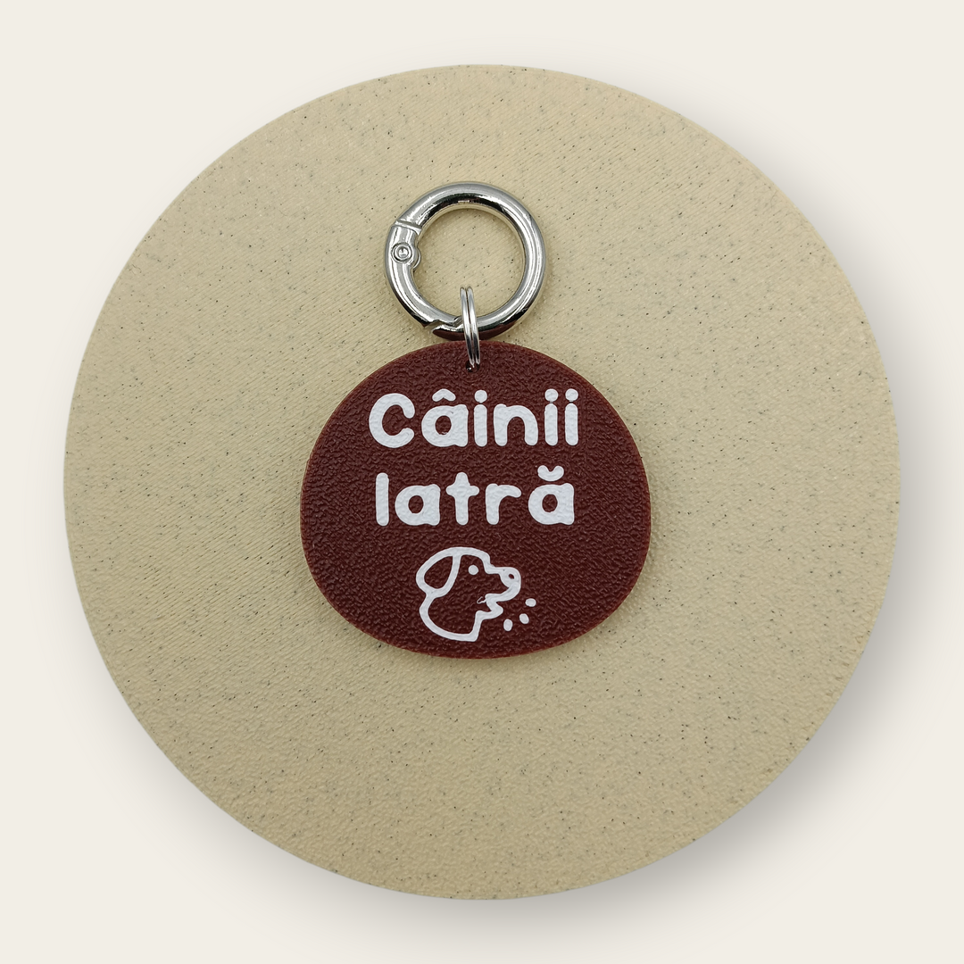 Medalion amuzant cu mesajul Câinii Latră, maro cu alb, printat 3D din PLA - Ubba.