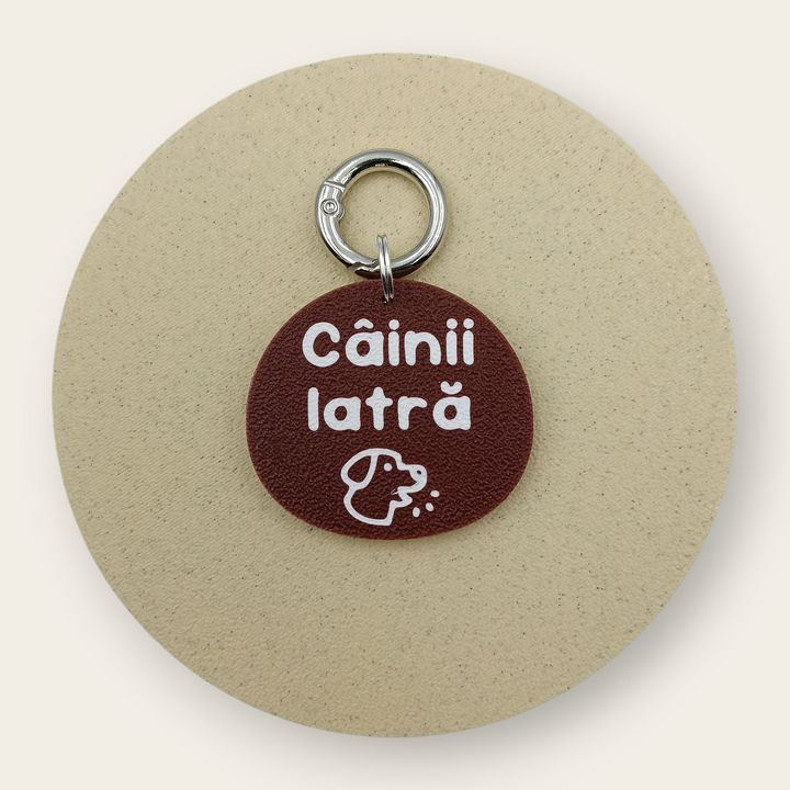 Medalion amuzant cu mesajul Câinii Latră, maro cu alb, printat 3D din PLA - Ubba.