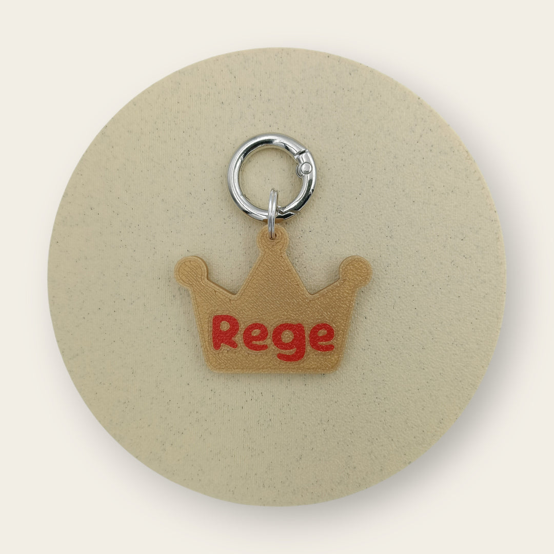 Medalion amuzant cu mesajul Rege, forma de coroana galben auriu cu text rosu, printat 3D din PLA - Ubba.