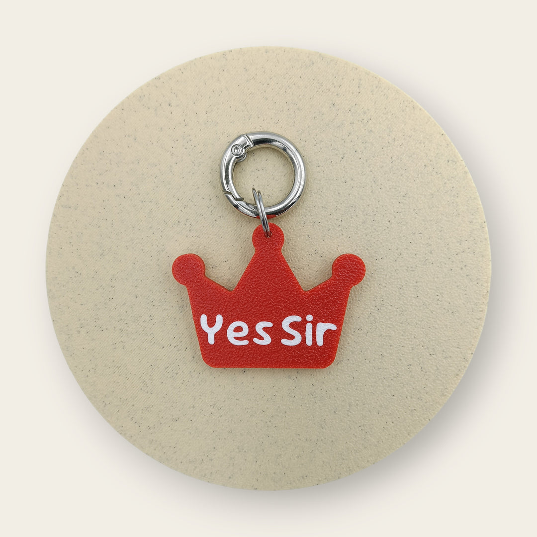 Medalion amuzant cu mesajul Yes Sir, forma de coroana rosie cu text alb, printat 3D din PLA - Ubba.