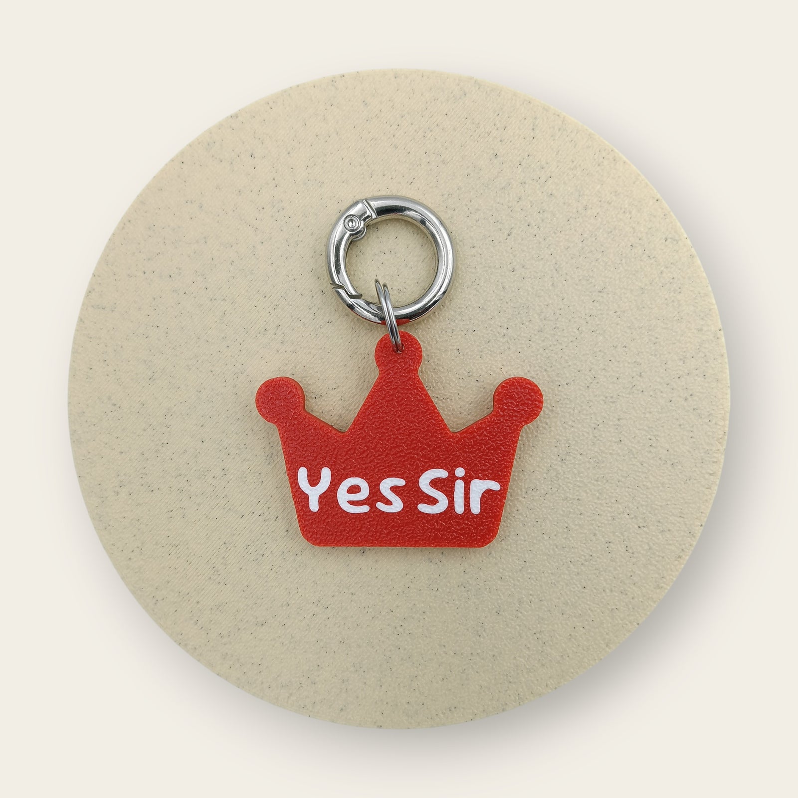 Medalion amuzant cu mesajul Yes Sir, forma de coroana rosie cu text alb, printat 3D din PLA - Ubba.