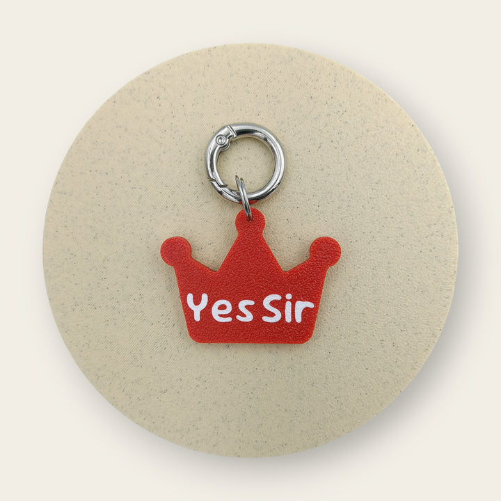Medalion amuzant cu mesajul Yes Sir, forma de coroana rosie cu text alb, printat 3D din PLA - Ubba.