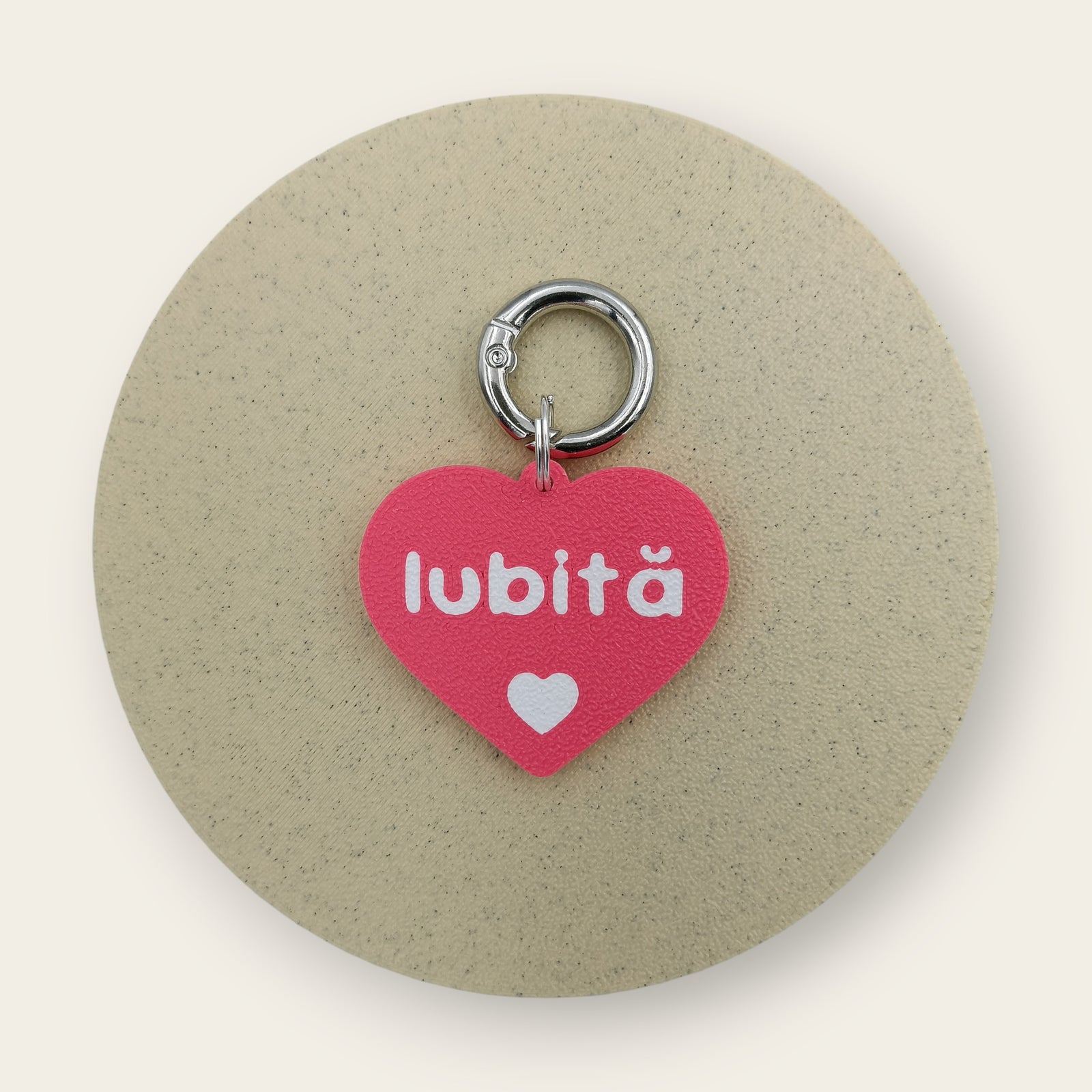 Medalion amuzant cu mesajul Iubita si simbol sub el, forma de inimioara roz cu text si emoticon alb, printat 3D din PLA - Ubba.