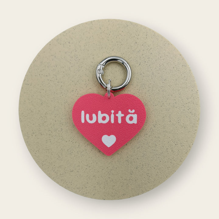 Medalion amuzant cu mesajul Iubita si simbol sub el, forma de inimioara roz cu text si emoticon alb, printat 3D din PLA - Ubba.