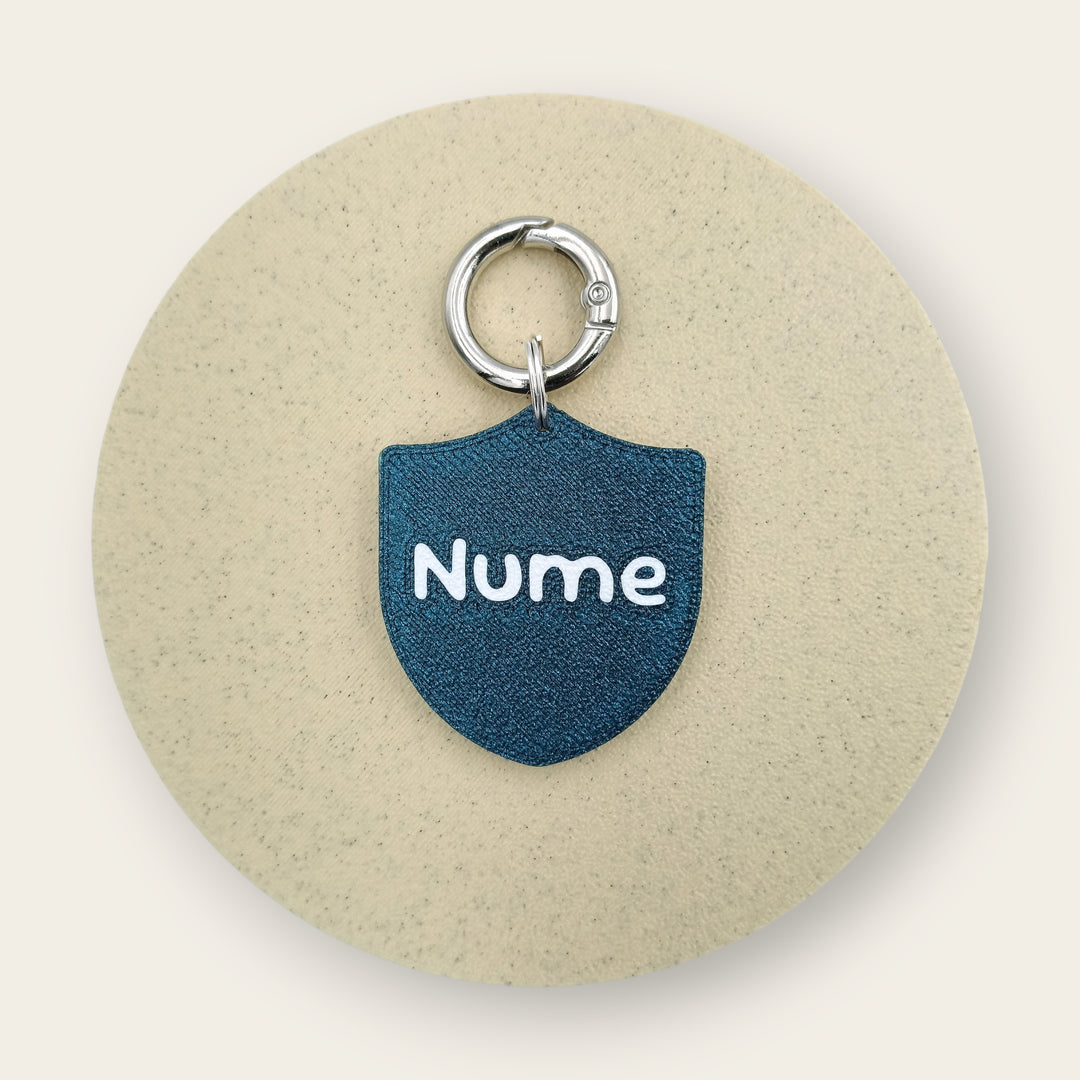 Medalion personalizat pentru câini, formă de scut, navy cu text alb, printat 3D din PLA - Ubba.