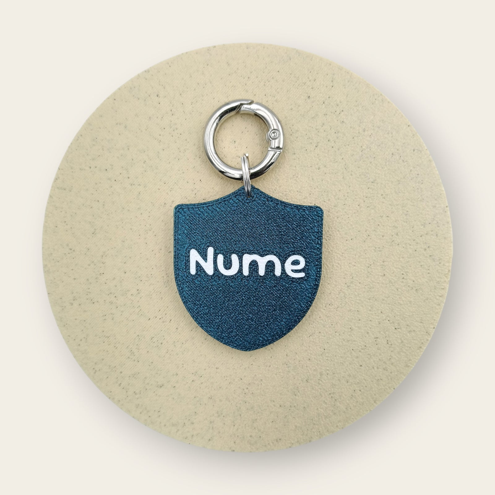 Medalion personalizat pentru câini, formă de scut, navy cu text alb, printat 3D din PLA - Ubba.