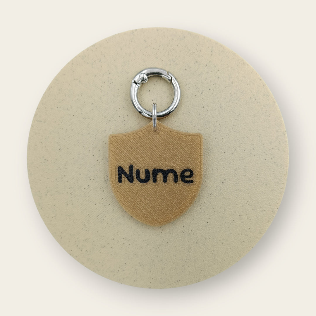 Medalion personalizat pentru câini, formă de scut, galben auriu cu text negru, printat 3D din PLA - Ubba.