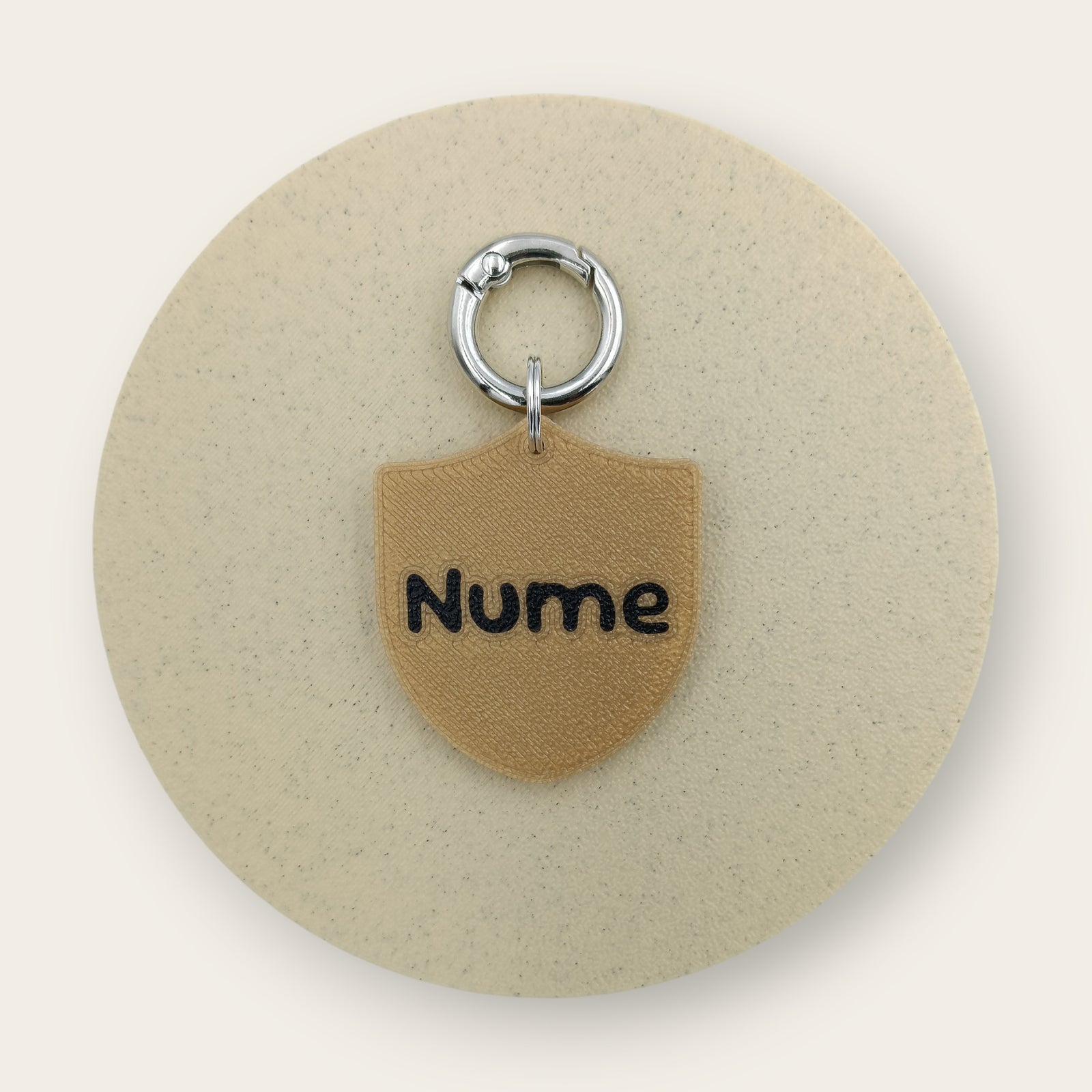 Medalion personalizat pentru câini, formă de scut, galben auriu cu text negru, printat 3D din PLA - Ubba.