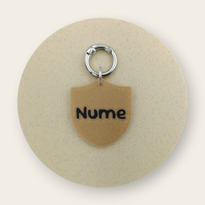 Medalion personalizat pentru câini, formă de scut, galben auriu cu text negru, printat 3D din PLA - Ubba.