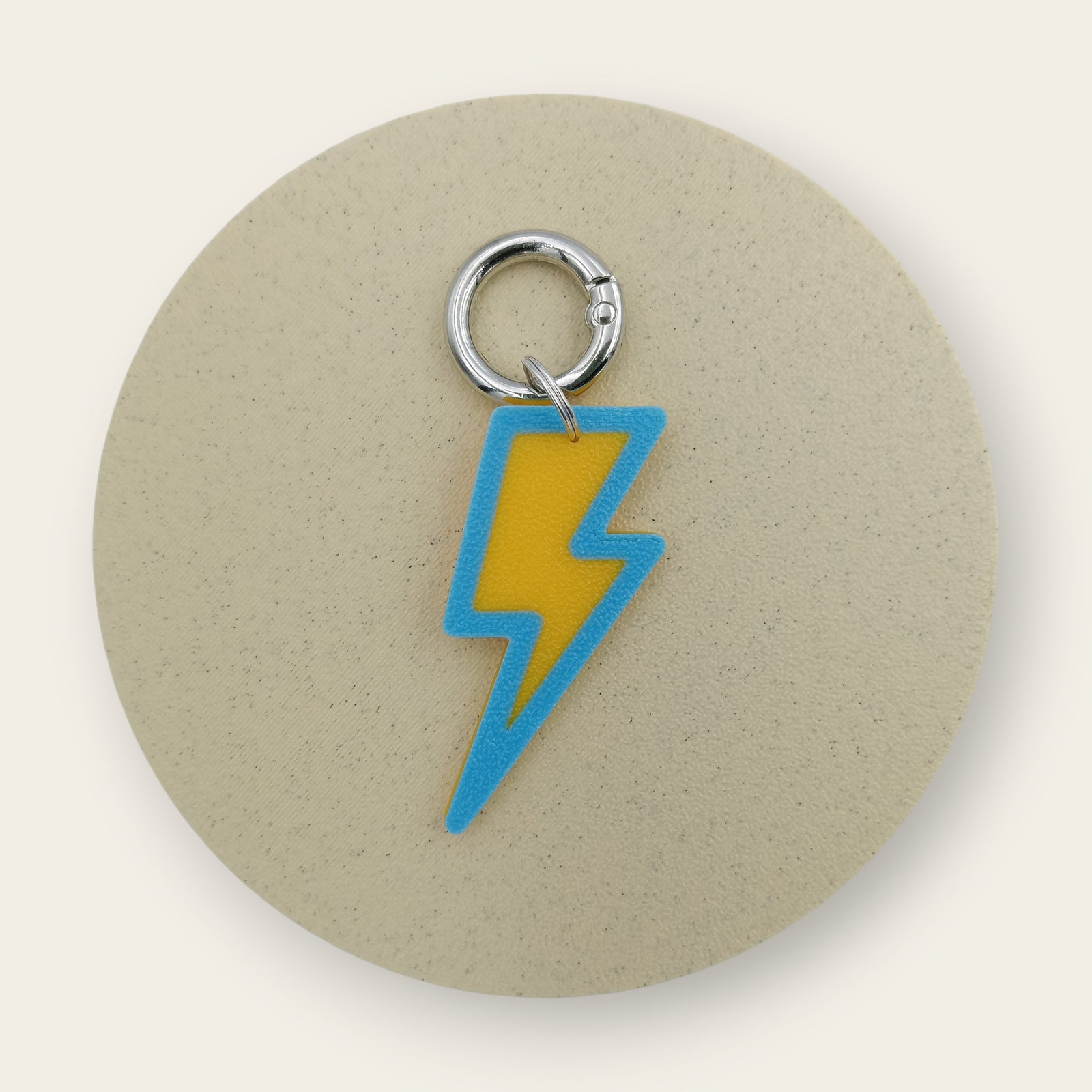 Medalion amuzant si inedit cu forma de fulger, tematica natura, contur bleu cu interior galben, printat 3D din PLA - Ubba.