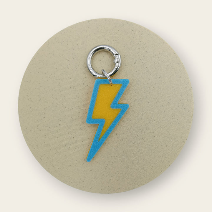Medalion amuzant si inedit cu forma de fulger, tematica natura, contur bleu cu interior galben, printat 3D din PLA - Ubba.
